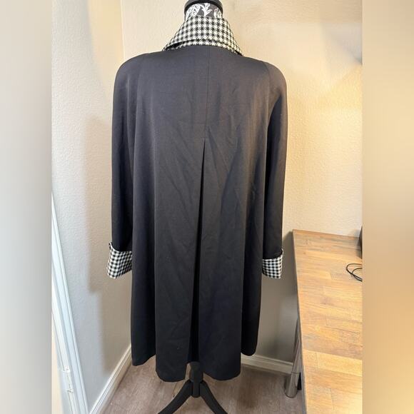 Vintage Black Swing Coat with Contrast Collar and Houndstooth Accents - Picture 8 of 9